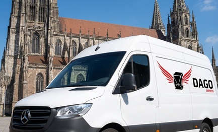 DAGO Express Kurierdienst Sprinter vor Ulmer Muenster in Ulm